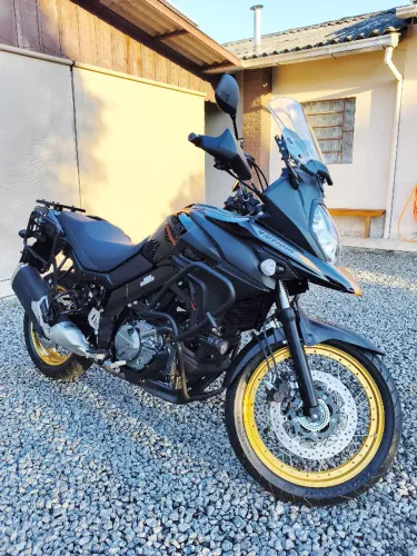 Suzuki Vstrom 650 XT 2027 com 3 mil km garantia até fev2028 equipada