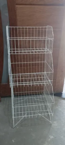 Cesto triplo aramado. Expositor para loja.