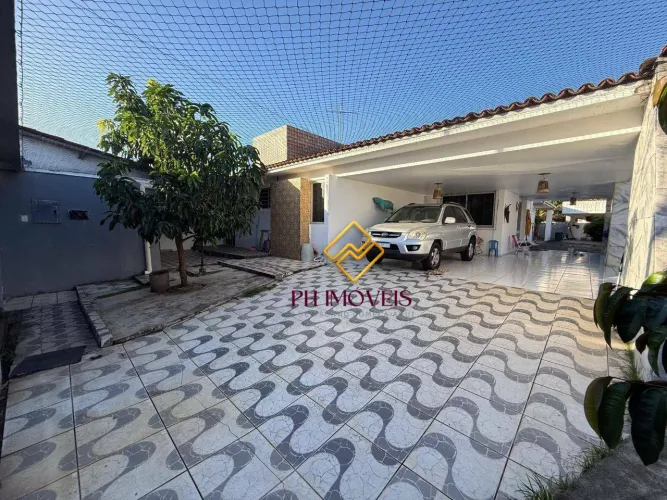Casa com 4 dormitórios sendo 3 suítes á Venda no Bairro do Farol - 450m²