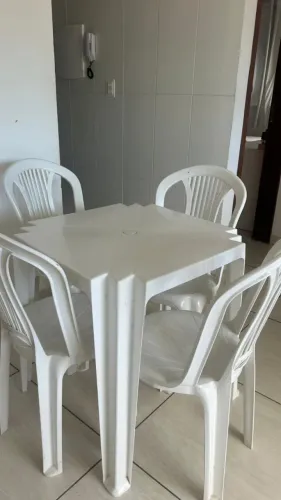 Mesa plástica com 4 cadeiras 