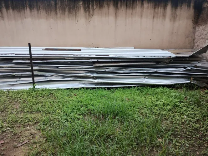 Telhas de alumínio com avarias.