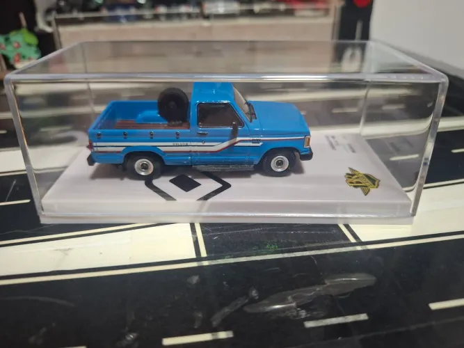 Miniatura Chevrolet D20 Azul BR Classics escala 1/64.
