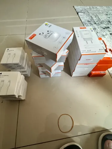 Vendo um lote lacrado de fones carregadores e cabos