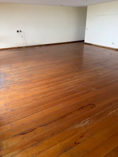 Assoalho de Madeira Maciça Natural - R$130,00/m2 - Para Revitalização