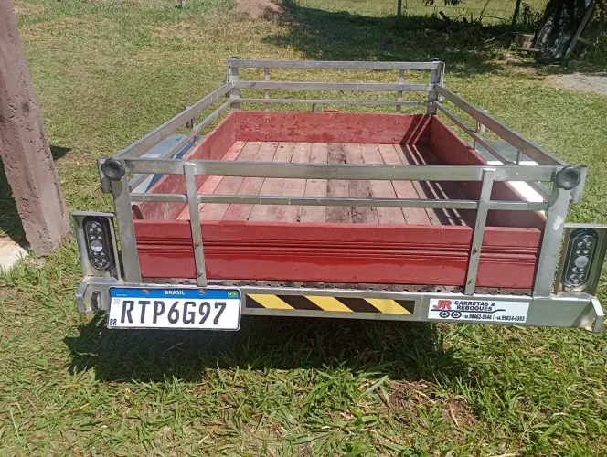 Carretinha reboque modelo fazendinha, plataforma de carga e 01moto, ano/modelo 2021