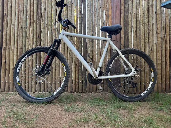 Vendo bike aro 26 toda revisada sem na para fazer só andar