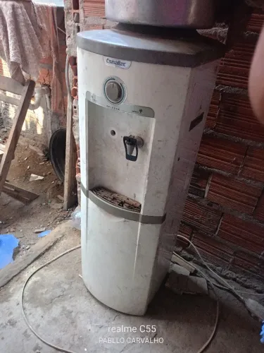 Vende-se bebedouro faltando gás 