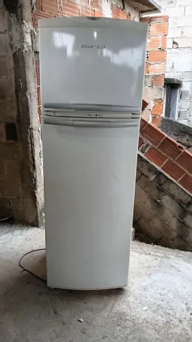 Vendo Geladeira Duplex frosfee com entrega grátis