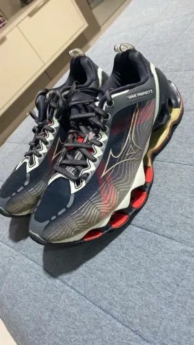 Tênis Mizuno Wave Prophecy X na cor azul-marinho com detalhes em vermelho