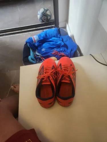 Chuteira Umbro laranja 40