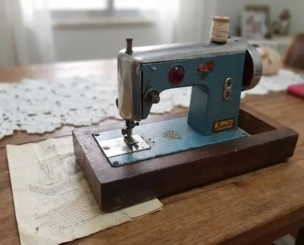 Máquina De Costura Antiga Bambi Anos 60 Infantil - Completa c/ Maleta e Manual Original