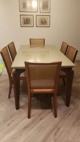 Mesa de jantar com tampo de vidro