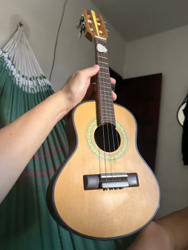 Troco cavaquinho por violão
