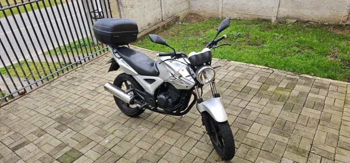 Moto revisada, toda suspensão dianteira e traseira trocada, pneu novo, carburado limpo.