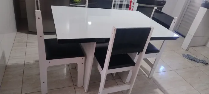 Mesa com 4 cadeiras 