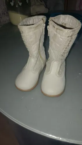 Vende-se bota de criança