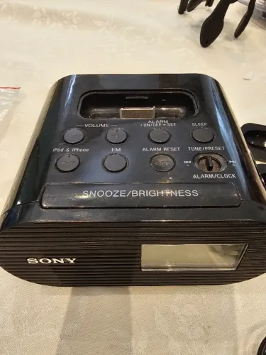 Sony Clock Dock Rádio + Relógio + Alarme para iPod / iPhone (30-pinos)