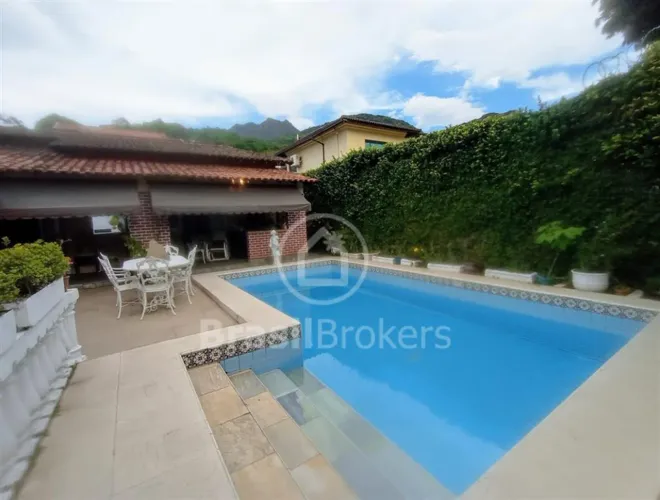 Casa na Freguesia, linear com piscina e jardim, 4 quartos, sendo 1 suíte, escritório e SEG