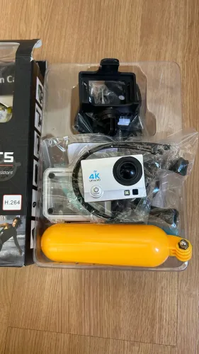 Câmera de ação 4K com pau de selfie 