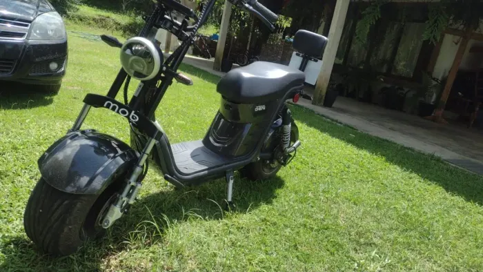 Scooter Elétrica Mob 1000W Preta - Autonomia 40 km - 2.600 km Rodados