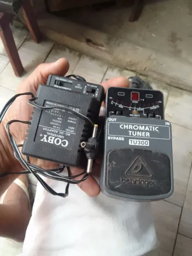 Vendo afinador e fonte.
