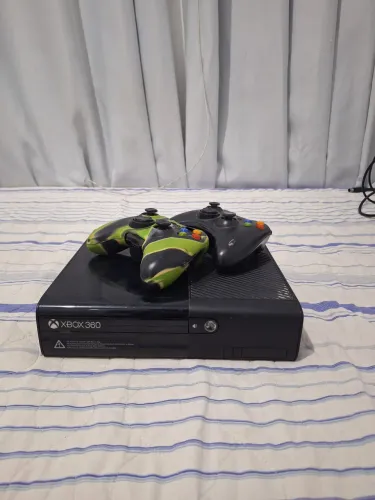 Xbox 360 com 2 controles - Com Defeito