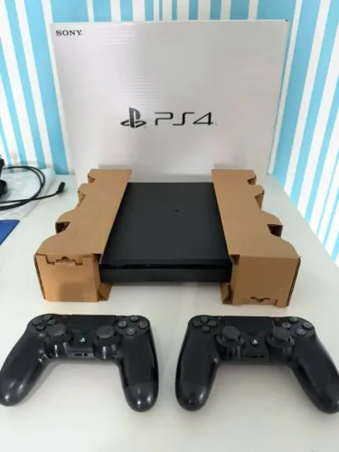 PS4 Slim 500GB Completo na Caixa + 2 Controles + Jogos