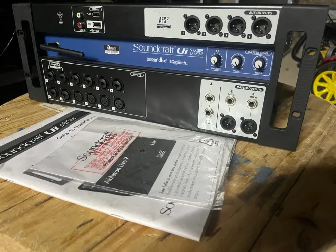 Mesa de som Soundcraft UI16