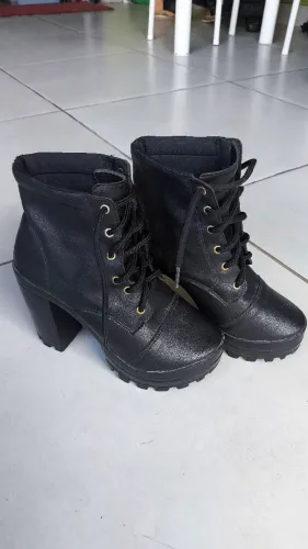 Bota coturno feminino
