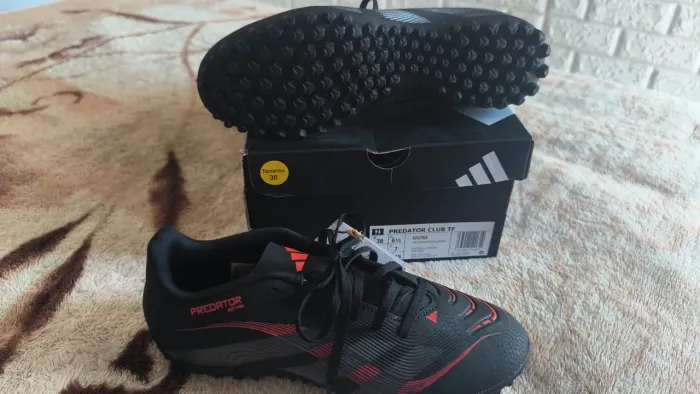 Chuteira Adidas 38 na caixa