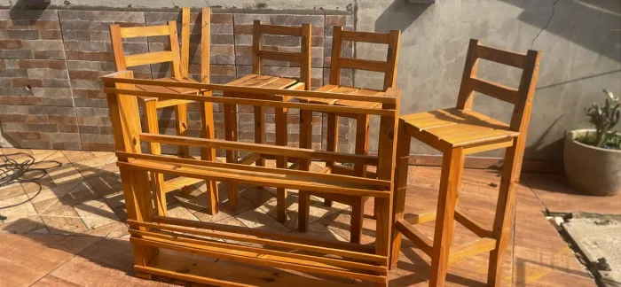 VENDO KIT BAR - 4 BANQUETAS E PORTA BEBIDAS E TAÇAS DE MADEIRA