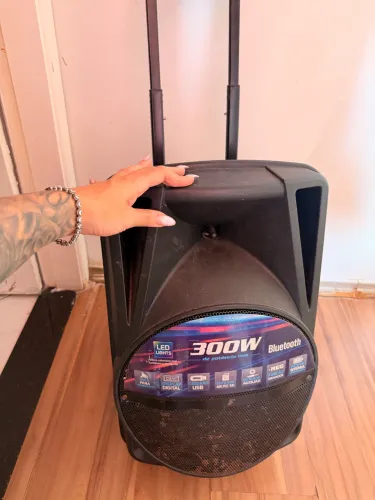 Caixa de som sem o carregador apenas blutho rádio microfone mas tem que comprar