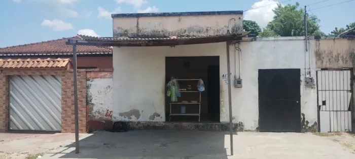 Casa bem localizado no centro de Maués