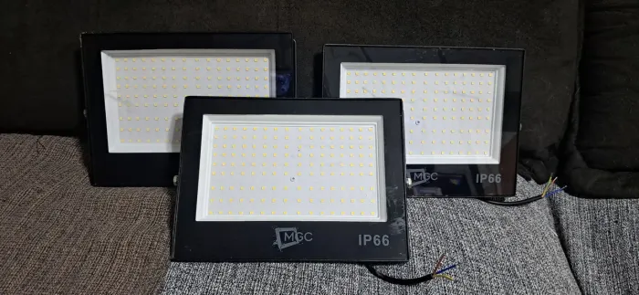 Refletores MGM 400 w com led muito forte a luz entrego catraca do metrô
