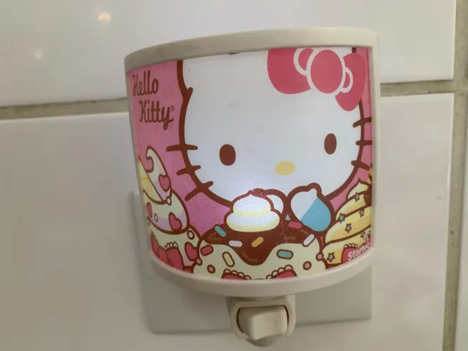 Luminária de Tomada Hello Kitty - Infantil, Decorativa e com Luz LED BIVOLT