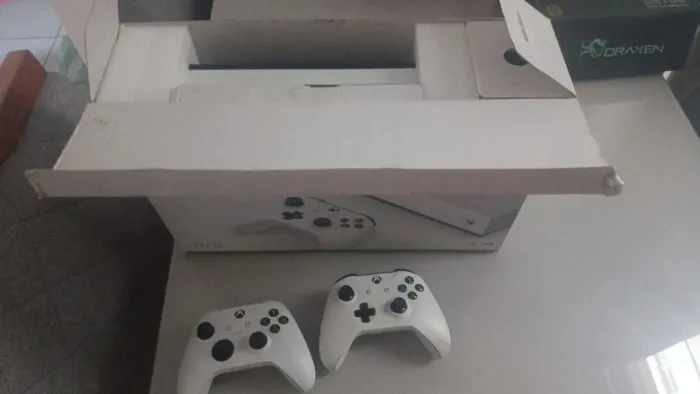 XBOX ONE S 1TB (ACEITO TROCAS)