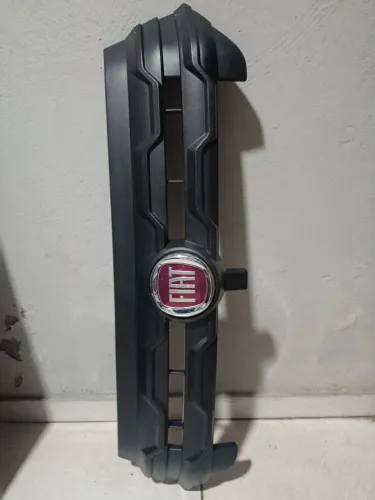 Grade do radiador Fiat Mobi