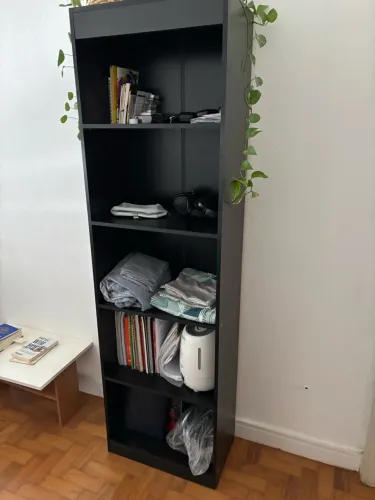 Estante de livros preta