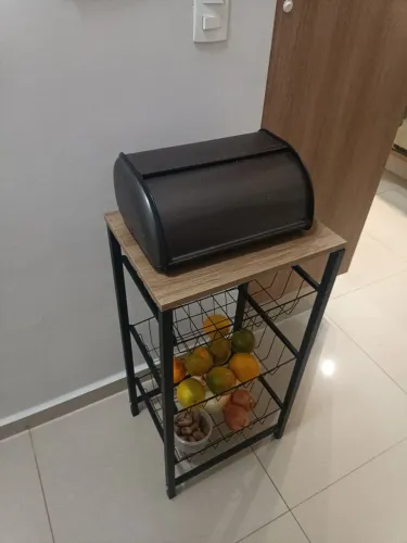 Fruteira com porta-pão.