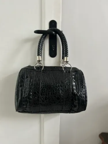 Bolsa preta brilhosa 