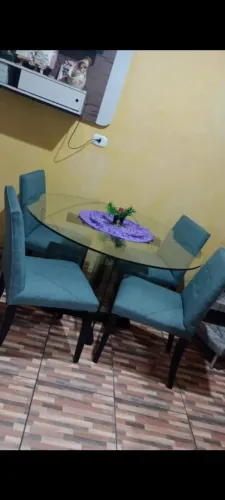 Vendo um jogo de mesa de vidro com quatro cadeira estofada semi-novo