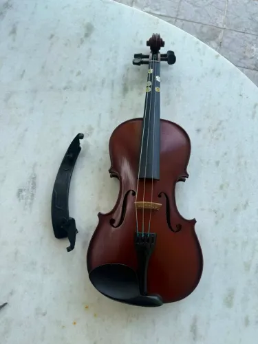 Violino marrom envernizado