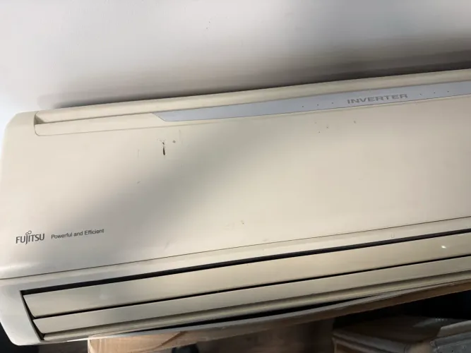 Ar-condicionado Fujitsu Inverter 24.000 BTUs 220V com controle