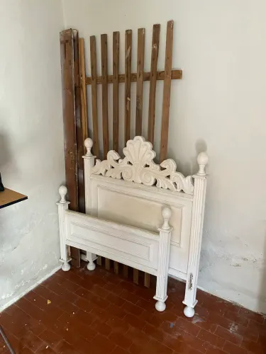 Cama de solteiro antiga de madeira maciça 