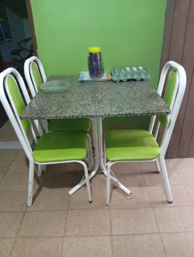 Mesa de 4 cadeiras