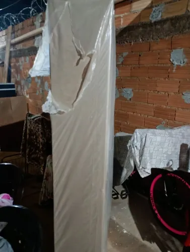 Vende-se uma cama box solteiro nova