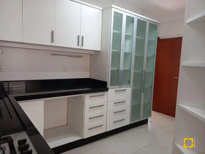 Apto com 110m2, 3 dormitórios(suíte), dependencia de empregada, sac c/churr, 2 vagas - Cen