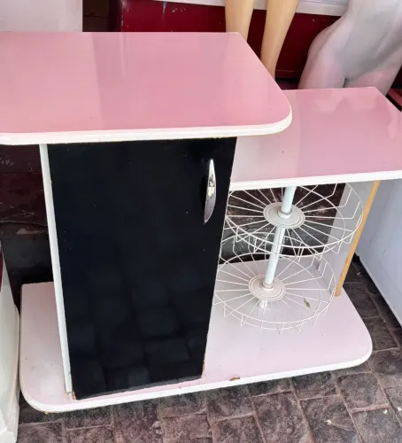 Balcão de Cozinha com Gaveta e Prateleiras - Rosa e Preto bom para começar na vida solo
