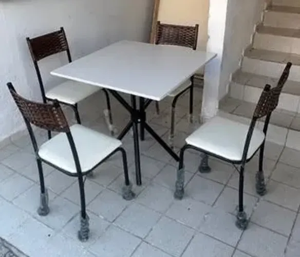 Mesa com 4 cadeiras!