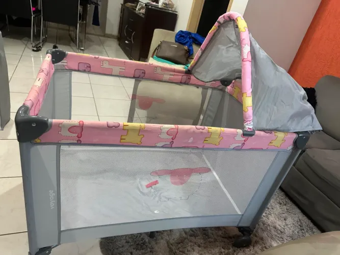 Berço Portátil Funny Rosa Até 15kg Com Trocador Voyage